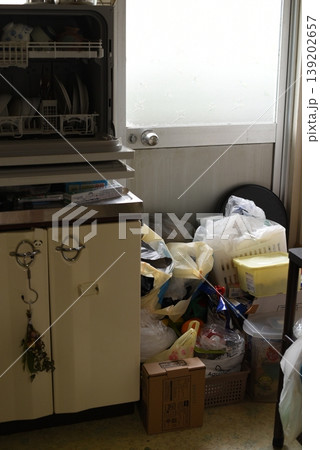 塞がれた勝手口 139202657