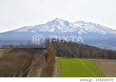 斜里岳山麓の丘を耕す 斜里岳山麓の丘を耕す 139202678