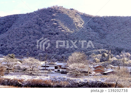 雪化粧した山と集落の冬景色 朝の光に包まれた静かな里山風景 雪化粧した山と集落の冬景色 朝の光に包まれた静かな里山風景 139202738