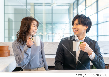 カフェで談笑するカップル 139203324