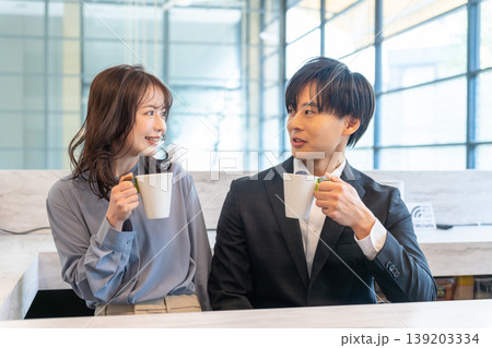 カフェで談笑するカップル カフェで談笑するカップル 139203334