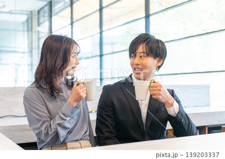 カフェで談笑するカップル カフェで談笑するカップル 139203337