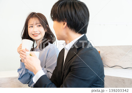 カフェで談笑するカップル 139203342