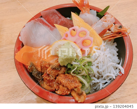 新鮮なネタがのった豪華な海鮮丼 139204045