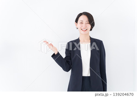 案内するビジネスウーマン 案内するビジネスウーマン 139204670