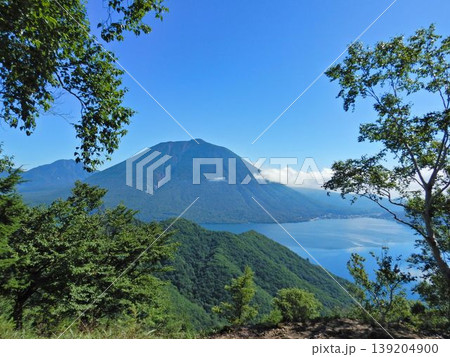 中禅寺湖と男体山の山岳風景 139204900
