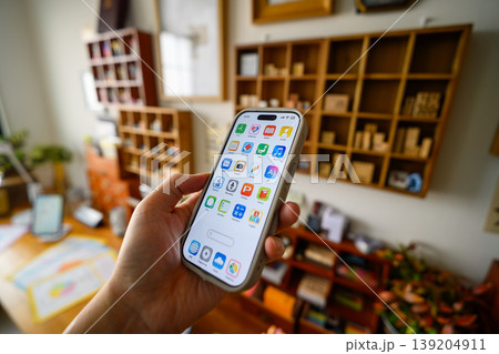 スマホ画面と棚 139204911