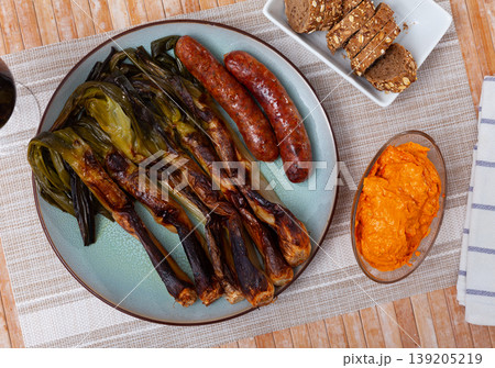Sausages and calcot with romesco sauce, typical Catalan dish Calsot con butifarra Sausages and calcot with romesco sauce, typical Catalan dish Calsot con butifarra 139205219