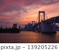 夕焼けに染まる空の下、高層ビル群とレインボーブリッジの影が浮かぶ初夏の風景 (東京都、港区、お台場) 139205226