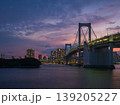 日没直後の空を背景に明かりが点灯し始める都市とレインボーブリッジの夜景 (東京都、港区、お台場 139205227