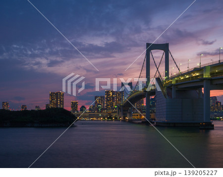 日没直後の空を背景に明かりが点灯し始める都市とレインボーブリッジの夜景 (東京都、港区、お台場 日没直後の空を背景に明かりが点灯し始める都市とレインボーブリッジの夜景 (東京都、港区、お台場 139205227