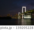 水面に白い光が反射するライトアップされたレインボーブリッジと街の風景 (東京都、港区、お台場) 139205228