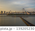 黄金色の陽を浴びるの海上の噴水設備と奥に架かるレインボーブリッジの夕景 (東京都、港区、お台場) 139205230