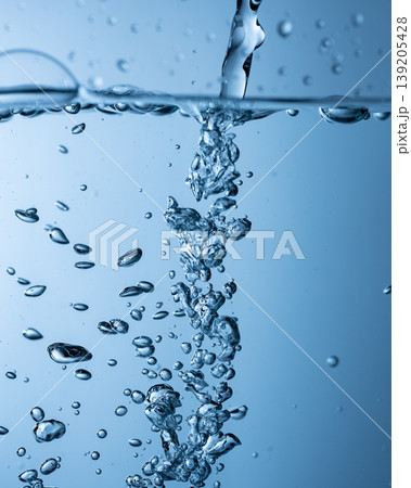 水を注ぐ 水を注ぐ 139205428