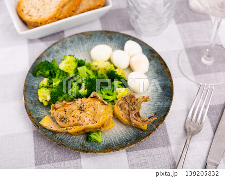 Chicken breast with broccoli and eggs 139205832