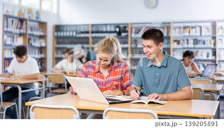 Teenage students help each other study at...の写真素材 [139205891] - PIXTA