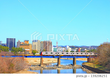 愛知県岡崎市、岡崎市の町並みと名鉄電車の風景 愛知県岡崎市、岡崎市の町並みと名鉄電車の風景 139206251
