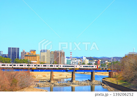 愛知県岡崎市、岡崎市の町並みと名鉄電車の風景 愛知県岡崎市、岡崎市の町並みと名鉄電車の風景 139206252