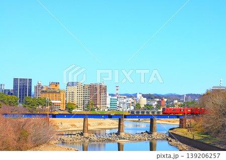愛知県岡崎市、岡崎市の町並みと名鉄電車の風景 愛知県岡崎市、岡崎市の町並みと名鉄電車の風景 139206257
