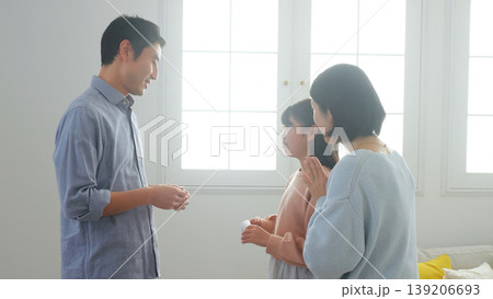 お年玉 親戚 家族 イメージ お年玉 親戚 家族 イメージ 139206693