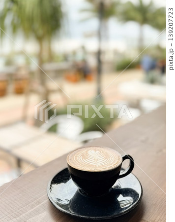 ビーチリゾートのカフェテラスで楽しむラテアートコーヒー ビーチリゾートのカフェテラスで楽しむラテアートコーヒー 139207723