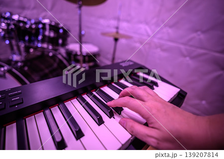 キーボードを演奏する手 キーボードを演奏する手 139207814