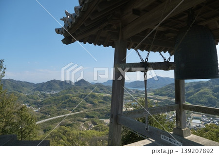 鐘楼から望む山あいの町と海が見える展望風景 鐘楼から望む山あいの町と海が見える展望風景 139207892