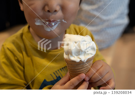 アイスを食べる男の子 139208034