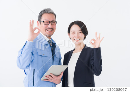 ビジネス(OKする作業着の男性とスーツの女性) ビジネス(OKする作業着の男性とスーツの女性) 139208067
