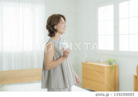 プロテインを飲む女性 プロテインを飲む女性 139208085
