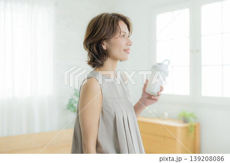 プロテインを飲む女性 プロテインを飲む女性 139208086