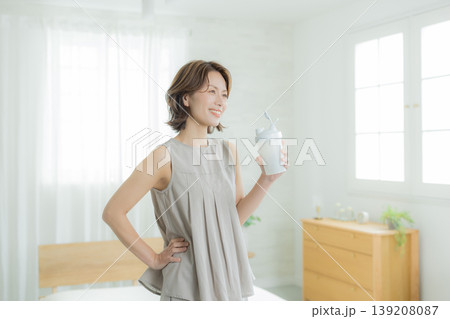 プロテインを飲む女性 プロテインを飲む女性 139208087