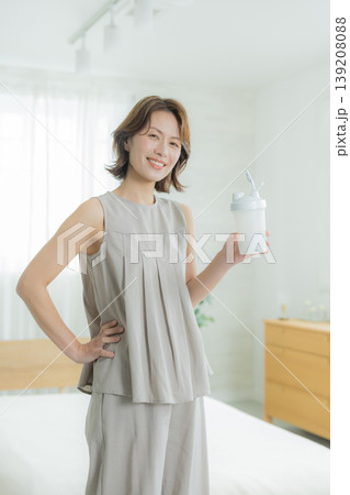 プロテインを飲む女性 139208088