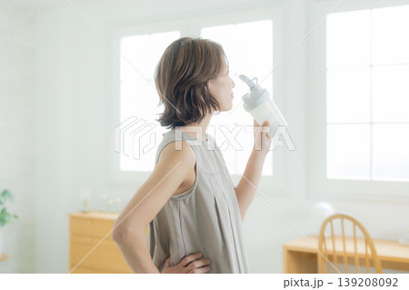 プロテインを飲む女性 プロテインを飲む女性 139208092