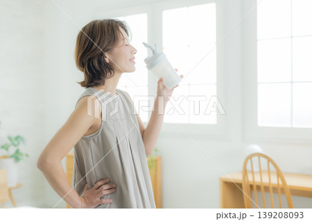 プロテインを飲む女性 プロテインを飲む女性 139208093