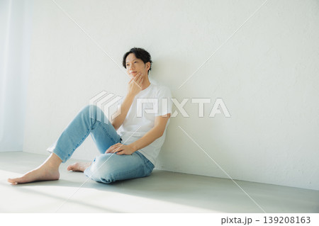 肌を気にする若い男性 肌を気にする若い男性 139208163