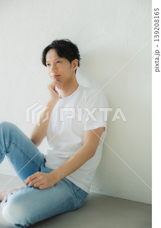 肌を気にする若い男性 肌を気にする若い男性 139208165