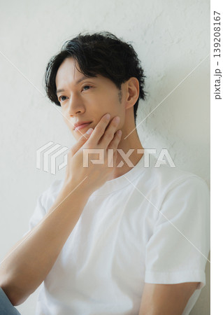 肌を気にする若い男性 肌を気にする若い男性 139208167