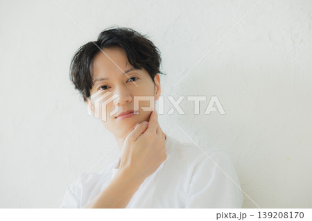 肌を気にする若い男性 139208170