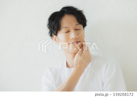 肌を気にする若い男性 肌を気にする若い男性 139208172