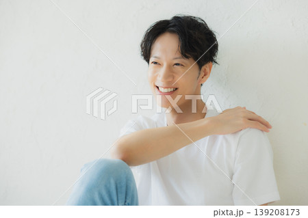 肌を気にする若い男性 肌を気にする若い男性 139208173