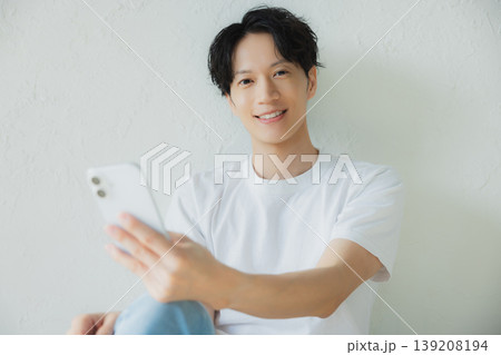 スマホを見る男性 スマホを見る男性 139208194