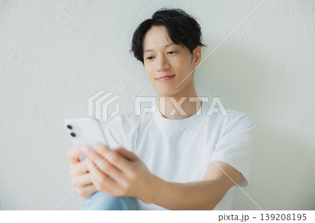 スマホを見る男性 スマホを見る男性 139208195
