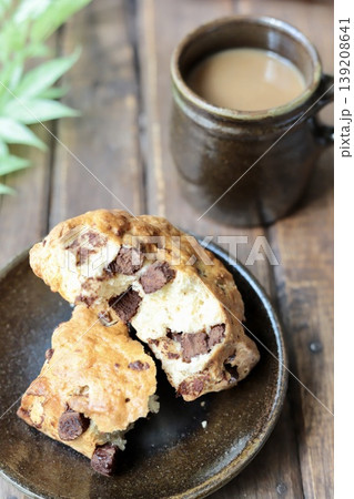 やちむんで楽しむチョコチャンクスコーンとカフェオレのコーヒータイム 139208641