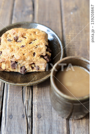やちむんで楽しむチョコチャンクスコーンとカフェオレのコーヒータイム やちむんで楽しむチョコチャンクスコーンとカフェオレのコーヒータイム 139208667