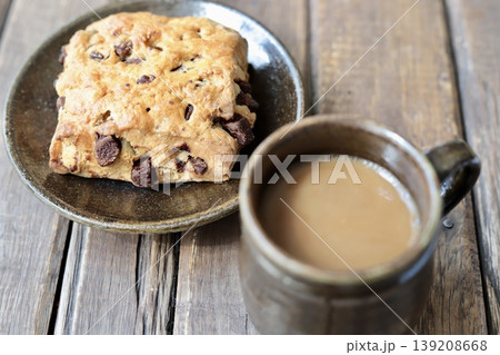 やちむんで楽しむチョコチャンクスコーンとカフェオレのコーヒータイム やちむんで楽しむチョコチャンクスコーンとカフェオレのコーヒータイム 139208668