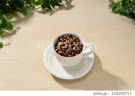 白いカップに入った焙煎コーヒー豆 139208751