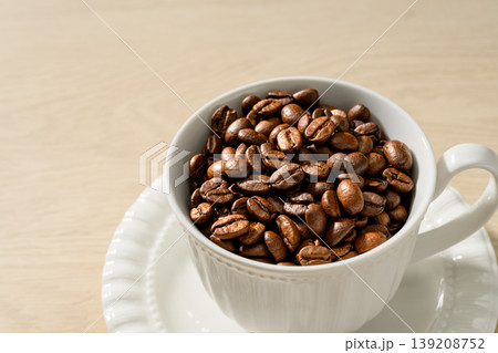 白いカップに入った焙煎コーヒー豆 139208752