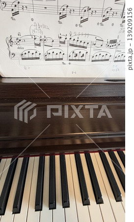 電子ピアノを弾く前、音符を見て練習 139209156