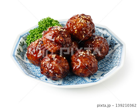 白背景に孤立した和皿に盛られた肉だんご 白背景に孤立した和皿に盛られた肉だんご 139210362